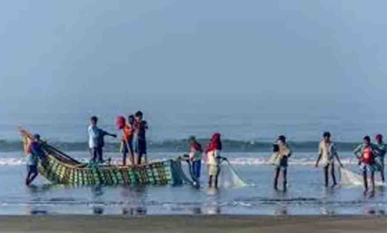 ईरान-युद्ध-की-मार-अब-भारतीय-समंदर-तक,-डीजल-और-एलपीजी-के-संकट-से-थमीं-मछुआरों-की-नावें