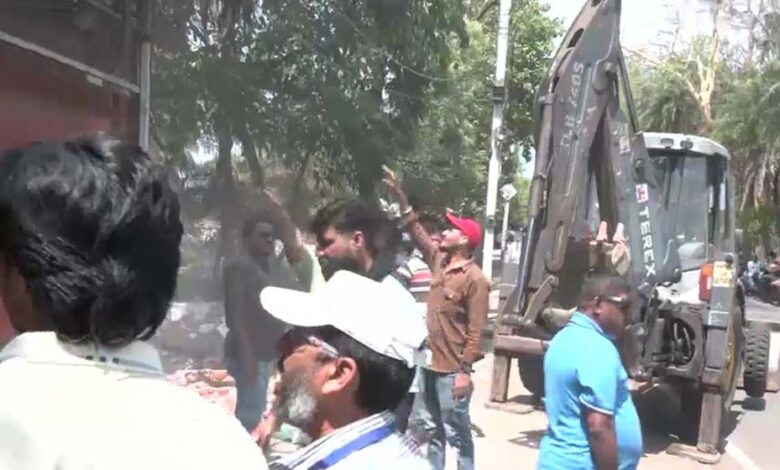 बड़े-तालाब-के-किनारे-अवैध-निर्माण-पर-बड़ा-एक्शन,-347-बंगलों-पर-चला-बुलडोजर