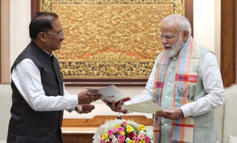 बस्तर-2.0-की-शुरुआत:-मुख्यमंत्री-साय-ने-पीएम-मोदी-को-दिया-आमंत्रण,-विकास-का-ब्लूप्रिंट-सौंपा