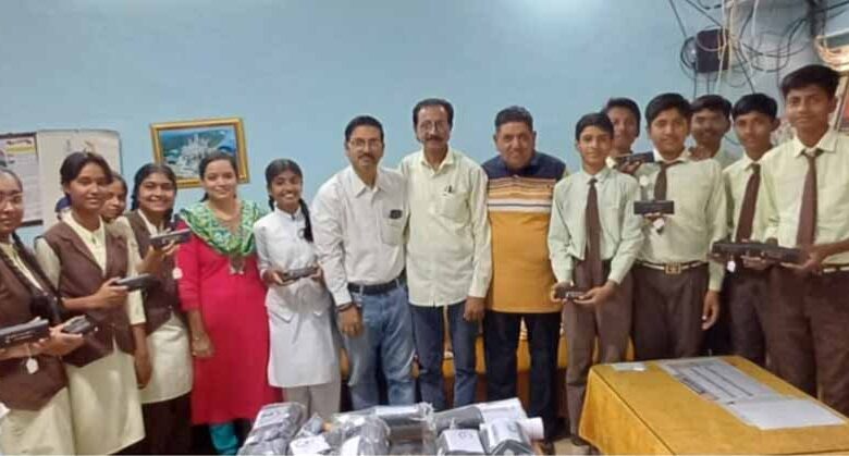 शासकीय-उत्कृष्ट-विद्यालय-के-92-विद्यार्थियों-को-निःशुल्क-चश्मों-का-वितरण