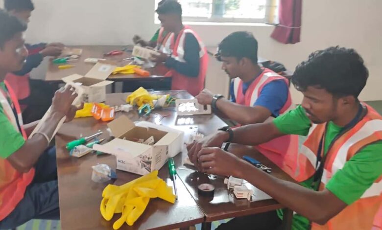 उत्तर-बस्तर-कांकेर-:-विशेष-लेख-:-कभी-बंदूक-थामकर-हिंसा-करने-वाले-माओवादी-अब-सीख-रहे-हुनर