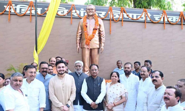 अम्बिकापुर-में-पूर्व-विधायक-पंडित-रविशंकर-त्रिपाठी-की-प्रतिमा-का-अनावरण,-सीएम-विष्णु-देव-साय-रहे-मौजूद