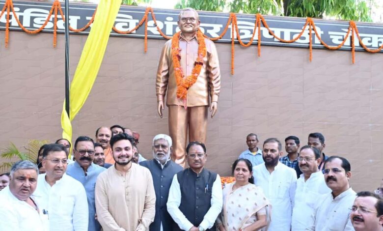 मुख्यमंत्री-विष्णु-देव-साय-ने-अम्बिकापुर-में-भटगांव-विधानसभा-के-पूर्व-विधायक-पंडित-रविशंकर-त्रिपाठी-की-प्रतिमा-का-किया-अनावरण