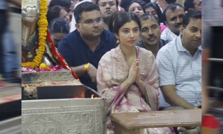 1700-करोड़-के-पार-‘धुरंधर’,-महाकाल-के-दर-पहुंचे-सारा-अर्जुन,-टेका-माथा