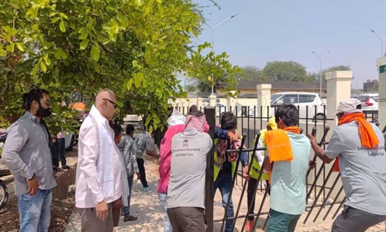 पार्किंग-में-चल-रही-थी-दुकानें-और-सर्विसिंग,-कार्रवाई-में-कई-जगहों-की-पार्किंग-सील