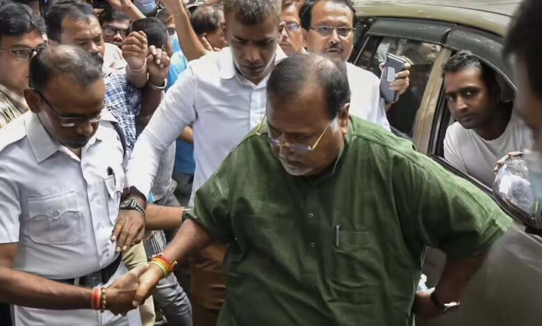 पश्चिम-बंगाल-के-पूर्व-मंत्री-पार्थ-चटर्जी-के-घर-ed-की-रेड,-ssc-घोटाले-में-एक्शन