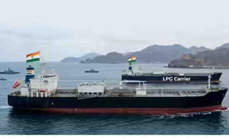 होर्मुज-जलडमरूमध्य-में-बढ़ी-हलचल:-16-जहाजों-की-आवाजाही,-तेल-आपूर्ति-में-राहत-के-संकेत