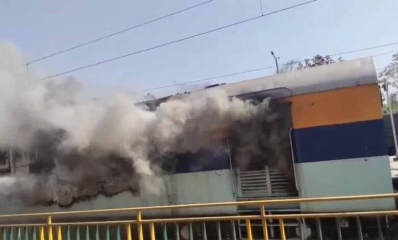 शहडोल-में-बड़ा-रेल-हादसा-टला,-ब्यौहारी-स्टेशन-पर-खड़ी-ट्रेन-की-बोगी-में-भीषण-आग-से-मचा-हड़कंप