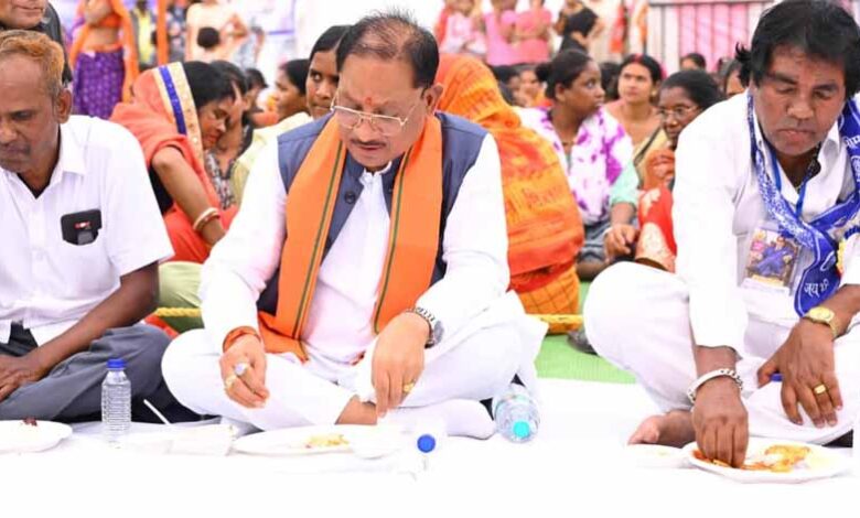 संविधान के मूल्यों को जन-जन तक पहुंचाने का संकल्प: समरसता भोज में शामिल हुए मुख्यमंत्री साय