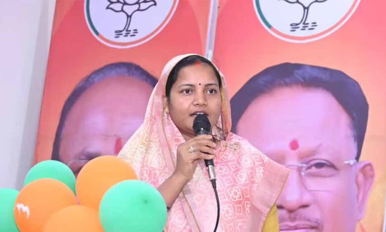 साड़ी गुणवत्ता पर सरकार सख्त, मंत्री राजवाड़े के निर्देश पर जांच तेज