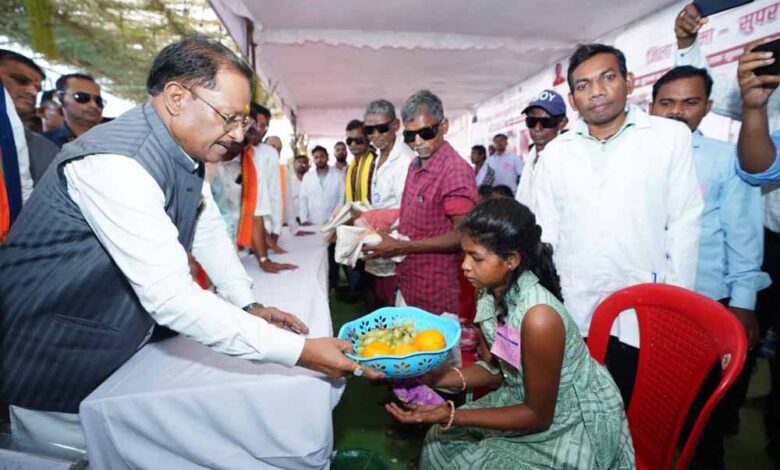 सुकमा-की-बेटी-लावण्या-को-मिली-नई-मुस्कान,-मुख्यमंत्री-ने-दिया-आशीर्वाद