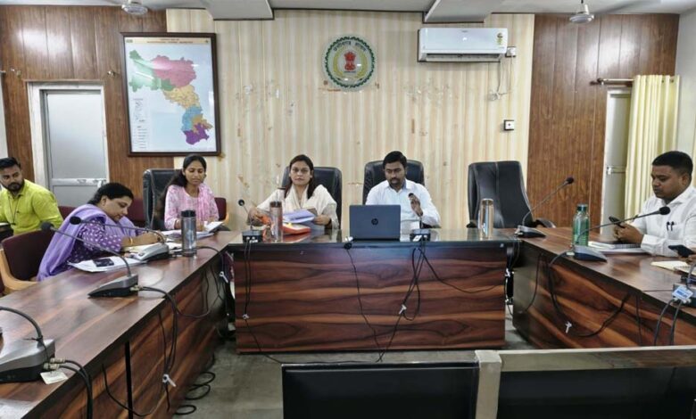 समय-सीमा-बैठक-में-कलेक्टर-सख्त,-डीएमएफ-कार्यों-पर-कड़ी-निगरानी