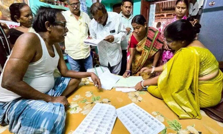 तहसीलदार-का-अनोखा-स्वागत:-प्रगणकों-को-दिए-प्याज-टॉवेल,-लौटने-पर-मिलेगा-नींबू-शरबत