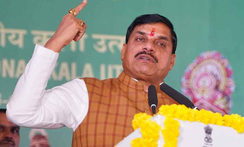 PM मोदी पर खड़गे की विवादित टिप्पणी पर सीएम मोहन की तीखी प्रतिक्रिया, कांग्रेस अध्यक्ष से माफी की मांग