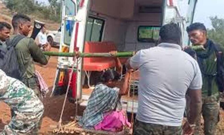 Dantewada में जवान बने फरिश्ता: गर्भवती महिला को सुरक्षित अस्पताल पहुंचाया