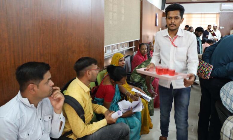 नर्मदापुरम-में-जनसुनवाई-में-कलेक्टर-का-अच्छा-कदम,-भीषण-गर्मी-में-फरियादियों-के-लिए-ठंडा-पानी-और-शरबत-की-व्यवस्था