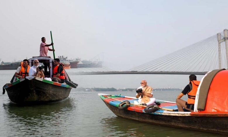 पीएम-मोदी-ने-हुगली-नदी-में-नाव-की-सवारी-की,-नाव-चलाने-वाले-को-गले-लगाकर-₹1000-दिए;-5-दिन-पहले-खाया-था-झालमुड़ी