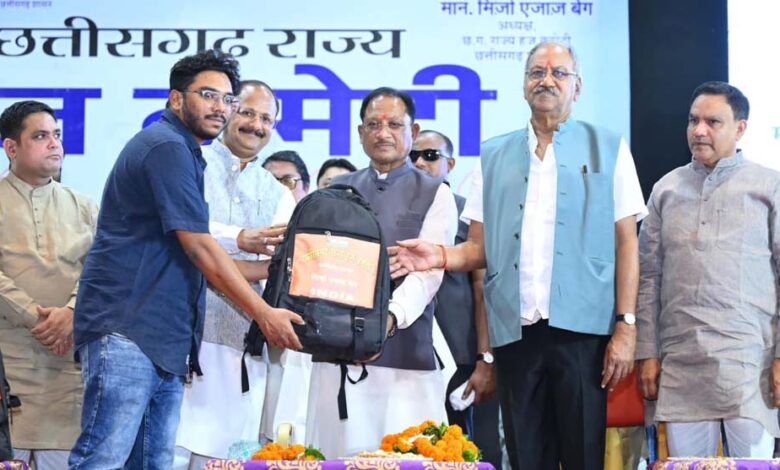 मुख्यमंत्री विष्णु देव साय ने हज यात्रियों को वितरित किया फर्स्ट एड किट: सफल हज यात्रा के लिए शुभकामना देकर यात्रियों का किया स्वागत