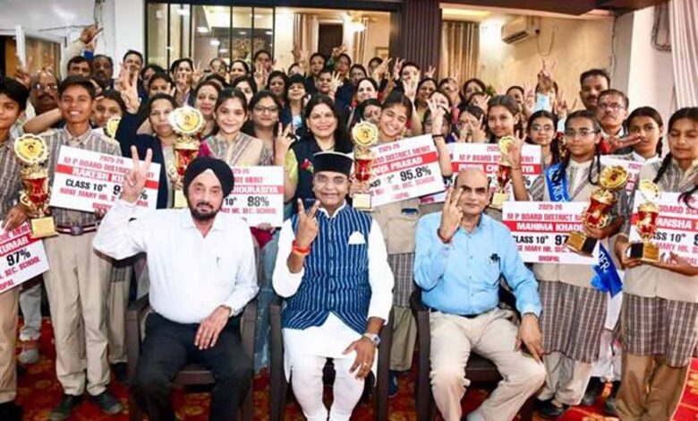 भोपाल-के-मेधावी-विद्यार्थियों-से-मिले-मंत्री-सारंग