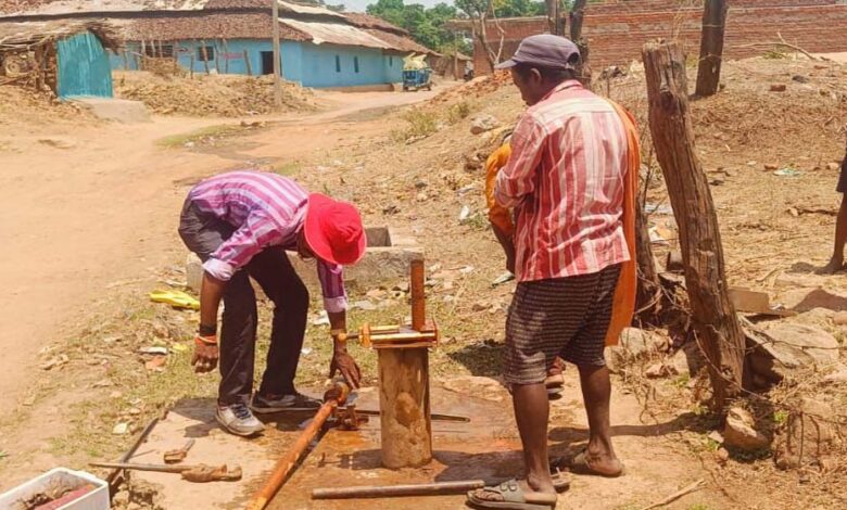 भीषण गर्मी में ग्रामीणों को मिली बड़ी राहत: भरतपुर के कई गाँवों में खराब हैंडपंप हुए दुरुस्त