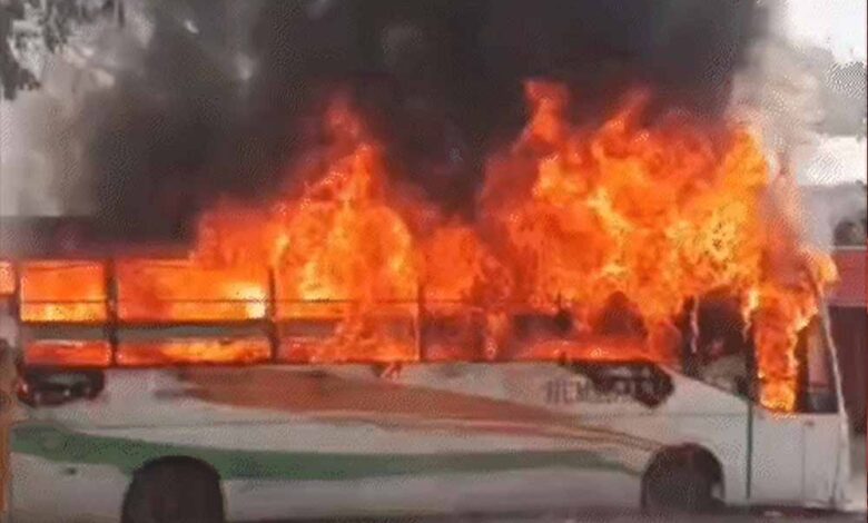 बारातियों से भरी बस में अचानक आग, शॉर्ट सर्किट की आशंका से मचा हड़कंप