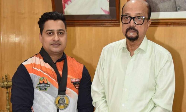 राज्यपाल-डेका-ने-स्वर्ण-पदक-विजेता-आर्मरेसलर-मंत-झा-को-दी-बधाई-राज्यपाल-रमेन-डेका