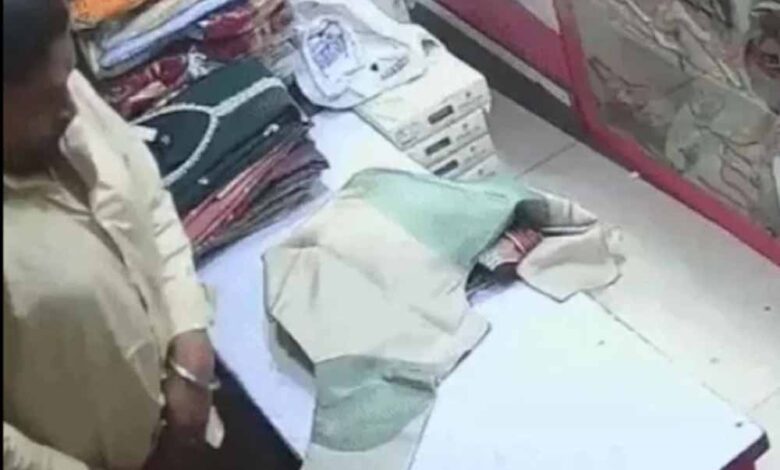 अंडरवियर-में-छिपाकर-ब्रांडेड-कपड़ों-की-चोरी,-cctv-में-कैद-हुई-कर्मचारी-की-करतूत