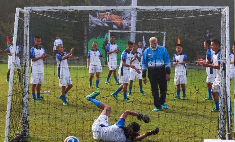 पीएम-मोदी-ने-फुटबॉल-मैच-में-गोल-के-बाद-खिलाड़ियों-के-साथ-मनाया-जश्न,-देखिए-तस्वीरें