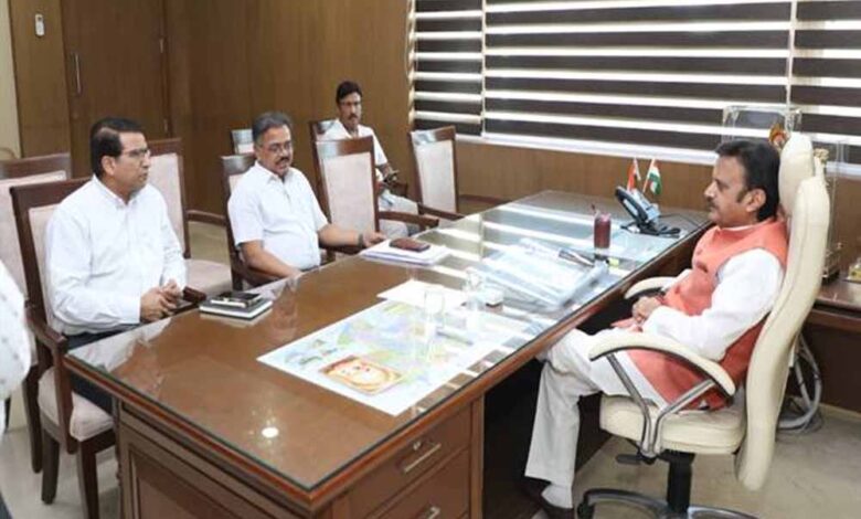 स्वास्थ्य-सेवाओं-को-सुदृढ़-बनाने-भर्ती-प्रक्रियाओं-को-प्राथमिकता-के-साथ-समय-पर-करें-पूर्ण:-उप-मुख्यमंत्री-शुक्ल