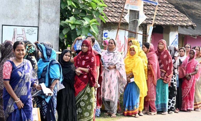 बंगाल-में-18%-वोटिंग,-ममता-ने-गड़बड़ी-का-आरोप-लगाया,-नादिया-में-bjp-कार्यकर्ता-पर-हमला