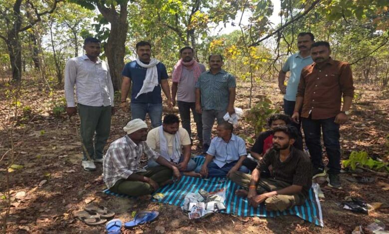 जंगल-में-जुए-के-अड्डे-पर-पुलिस-का-ताबड़तोड़-छापा,-5-आरोपी-गिरफ्तार,-फिल्मी-अंदाज-में-बड़ी-सफलता