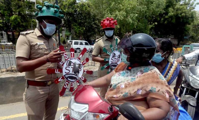 अब टू-व्हीलर पर पीछे बैठने वालों के लिए भी हेलमेट अनिवार्य, परिवहन विभाग का आदेश जारी