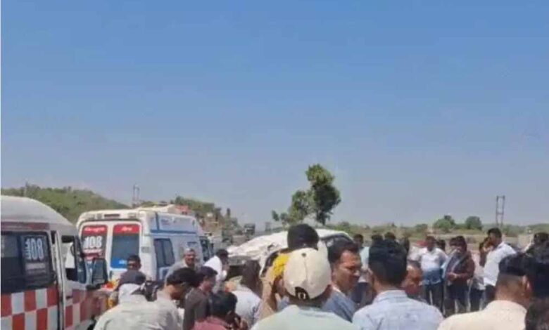 साबरकांठा-में-निजी-बस-ने-यात्री-वैन-को-टक्कर-मारी,-छह-की-मौत-और-आठ-घायल