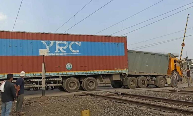 कटनी-दमोह-मार्ग-पर-देवरीफाटक-में-पटरियों-पर-फंसा-ट्रक,-लोको-पायलट-की-सूझबूझ-से-टला-बड़ा-हादसा