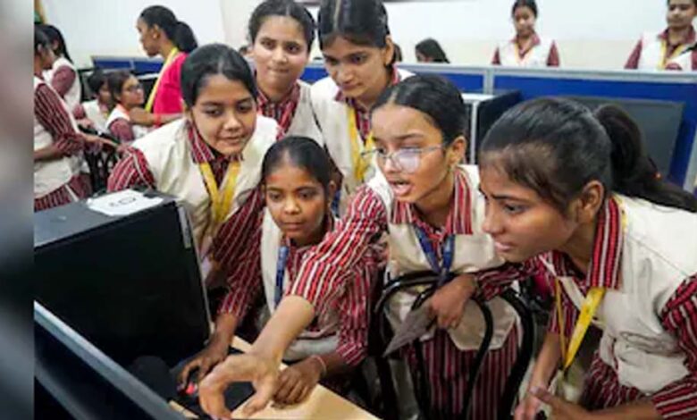 छत्तीसगढ़-10वीं-रिजल्ट:-सरकारी-स्कूलों-से-81%-टॉपर्स,-13-जिलों-में-से-5-में-गर्ल्स-टॉपर्स