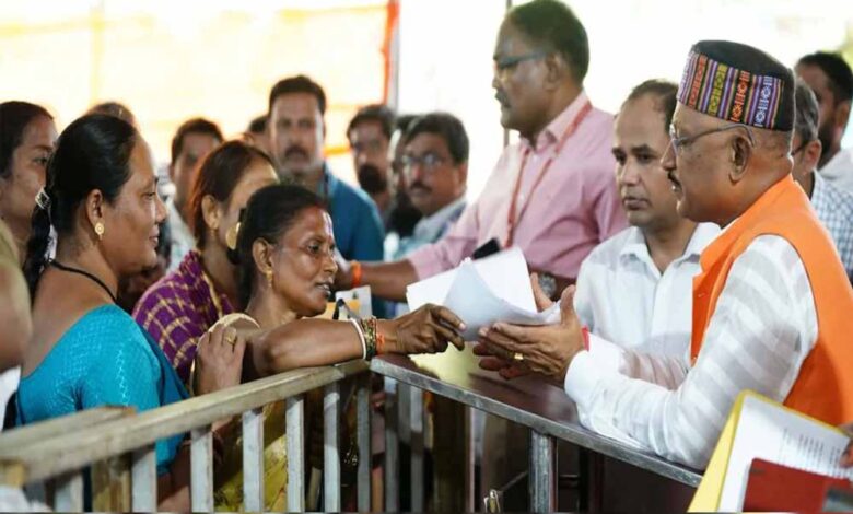 सुशासन-तिहार-अभियान-में-दूसरे-दिन-भी-ताबड़तोड़-सुनवाई,-सैकड़ों-आवेदनों-का-मौके-पर-निपटारा