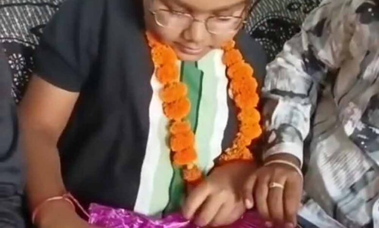 डिप्टी सीएम के सरप्राइज गिफ्ट से खिल उठी टॉपर अंशुल, 10वीं में 99% अंक से रचा कमाल