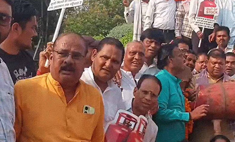 बिना अनुमति विरोध पर कार्रवाई: ग्रामीण कांग्रेस के 8 नेता गिरफ्तार