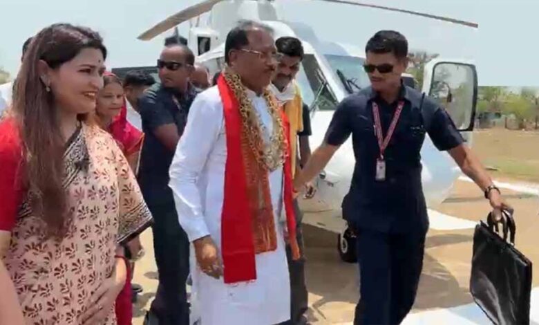 कवर्धा-में-cm-साय-का-सरप्राइज-दौरा:-हेलिकॉप्टर-से-उतरे,-पेड़-के-नीचे-चौपाल-लगाकर-सुनी-समस्याएं