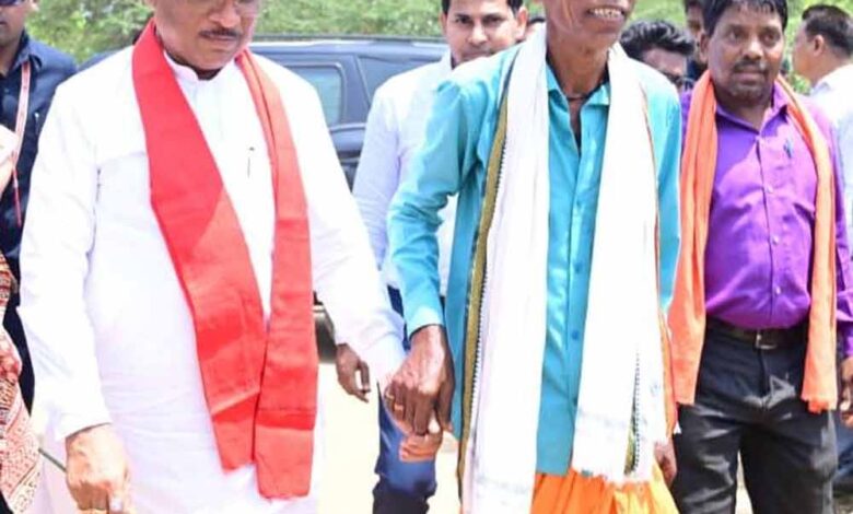 ग्रामीण-के-न्योते-पर-गृह-प्रवेश-करवाने-पहुंचे-मुख्यमंत्री-साय
