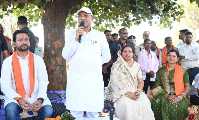 कटहल–गुलमोहर-की-छांव-में-सजी-चौपाल,-मुख्यमंत्री-ने-सरोधी-में-सुनी-जनता-की-आवाज