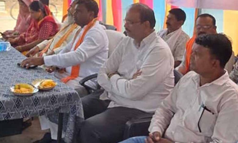 किसानों के बीच सांसद की फटकार से भड़के निरीक्षक, माइक छोड़कर बीच कार्यक्रम से निकले बाहर