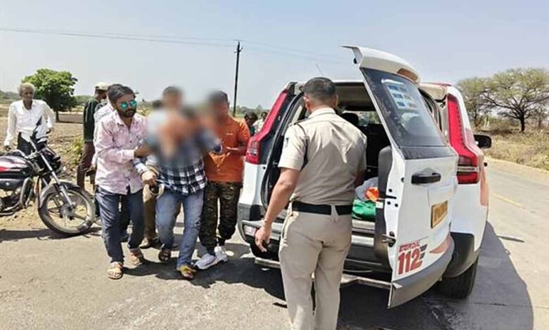 रतलाम-के-डायल-112-हीरोज-सड़क-हादसे-में-घायल-हुए-तीन-लोगों-को-समय-पर-पहुँचाया-अस्पताल-भोपाल-रतलाम-जिले-के-थाना-रिंगनोद-क्षेत्र-मेंडायल-112-जवानों-की-त्वरित-प्रतिक्रिया-और-संवेदनशील-कार्यवाहीसे-सड़क-दुर्घटना-में-गंभीर-रूप-से-घायल-तीन-व्यक्तियों-को-समय-पर-अस्पताल-पहुँचाकर-उपचार-दिलाया-गया।-समय-पर-मिली-सहायता-से-घायलों-को-शीघ्र-चिकित्सा-सुविधा-उपलब्ध-हो-सकी।-07-मई-को-सुबह-राज्य-स्तरीय-पुलिस-कंट्रोल-रूम-डायल-112-भोपाल-को-सूचना-प्राप्त-हुई-कि-थाना-रिंगनोद-क्षेत्र-अंतर्गतबिनोलीफंटा-रोडपर-दो-मोटर-साइकिलों-की-आमने-सामने-से-टक्कर-हो-गई-है,-जिसमें-तीन-व्यक्ति-गंभीर-रूप-से-घायल-हो-गए-हैं।-तत्काल-पुलिस-सहायता-की-आवश्यकता-है।-सूचना-मिलते-ही-रिंगनोद-थाना-क्षेत्र-में-तैनात-डायल-112-एफआरव्ही-वाहन-को-तुरंत-घटनास्थल-के-लिए-रवाना-किया-गया।-डायल-112-स्‍टॉफआरक्षक-चंद्रपाल-सिंह-एवं-पायलट-मंगलेश्वर-सूर्यवंशीने-मौके-पर-पहुँचकरपाया-कि-मोटरसाइकिल-दुर्घटना-में-तीन-लोग-गंभीर-रूप-से-घायल-हो-गए-थे।-डायल-112-जवानों-ने-बिना-समय-गंवाए-सभी-घायलों-कोएफआरव्ही-वाहनकी-सहायता-से-तत्कालशासकीय-अस्पताल-जावरापहुँचाया।डायल-112-जवानों-की-तत्परता-से-घायलों-को-समय-पर-उपचार-मिल-सका।-डायल-112-हीरोजश्रृंखला-के-अंतर्गत-यह-घटना-दर्शाती-है-कि-मध्यप्रदेश-पुलिस-की-डायल-112-सेवा-हर-आपात-परिस्थिति-में-त्वरित-सहायता,-संवेदनशीलता-और-जनसेवा-की-भावना-के-साथ-आमजन-के-लिए-सदैव-सक्रिय-और-प्रतिबद्ध-है।