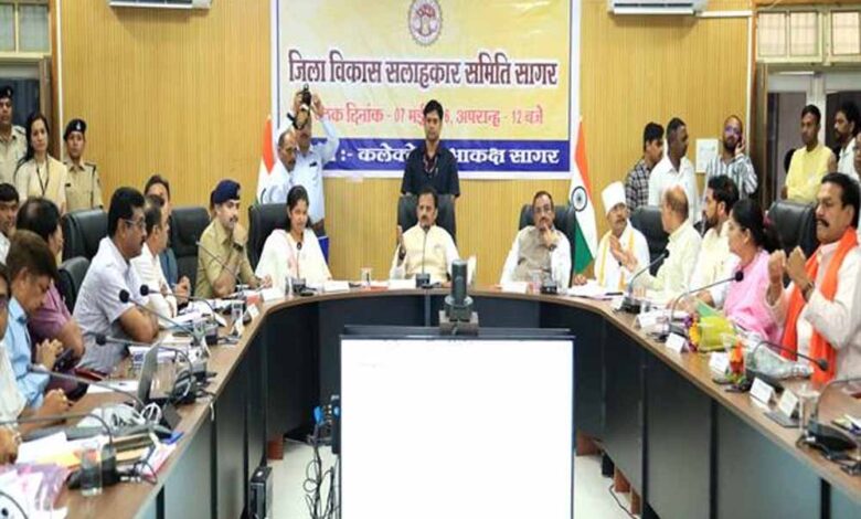 आदर्श-जिला-बनाने-के-लिए-समन्वित-प्रयास-करें:-उप-मुख्यमंत्री-शुक्ल