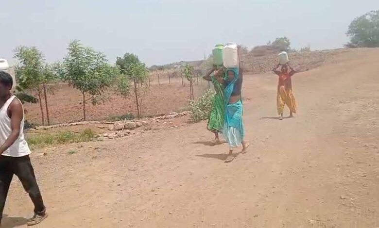 बीना-में-गहराया-जल-संकट:-34-मीटर-नीचे-पहुंचा-जलस्तर,-डेढ़-किमी-दूर-से-पानी-ला-रहे-लोग