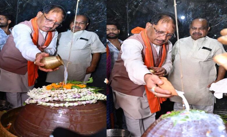मुख्यमंत्री ने हाटकेश्वर महादेव मंदिर में पूजा-अर्चना कर प्रदेशवासियों के सुख समृद्धि की कामना की