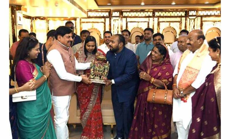 मुख्यमंत्री-डॉ-यादव-ने-केंद्रीय-मंत्री-डॉ.-वीरेंद्र-कुमार-के-पुत्र-पुत्रवधू-को-दिया-सुखद-दाम्पत्य-जीवन-का-आशीर्वाद