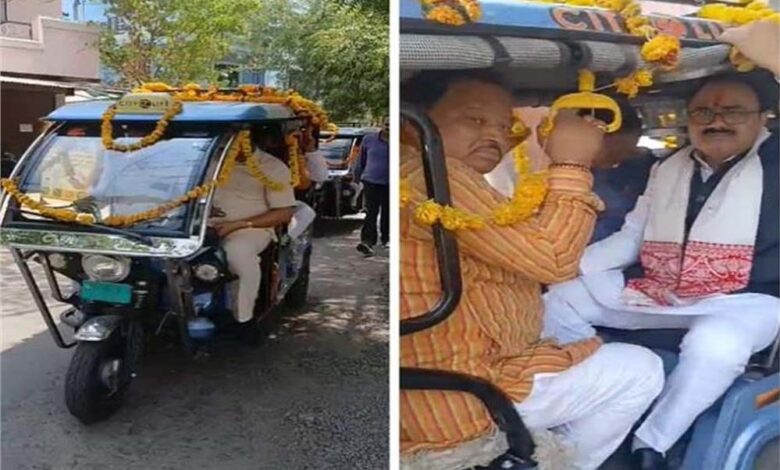 ई-रिक्शा-से-पदभार-ग्रहण-करने-पहुंचे-mp-लघु-उद्योग-निगम-अध्यक्ष,-पेट्रोल-डीजल-बचाने-का-दिया-संदेश