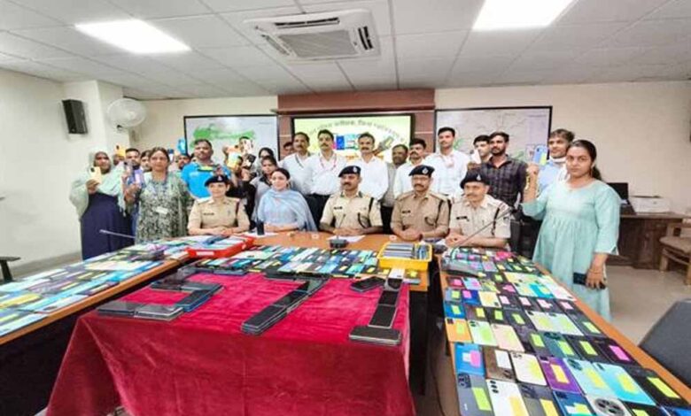 मध्यप्रदेश-पुलिस-ने-विगत-2-सप्‍ताह-में-2-करोड़-26लाख-रुपए-से-अधिक-के-गुम-हुए-1021-मोबाइल-फोन-खोज-कर-वास्तविक-मालिकों-को-लौटाएं
