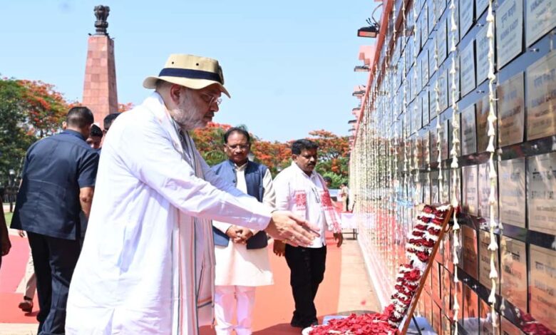 केंद्रीय-गृहमंत्री-अमित-शाह-ने-अमर-वाटिका-में-शहीदों-को-दी-श्रद्धांजलि,-परिजनों-से-की-आत्मीय-मुलाकात